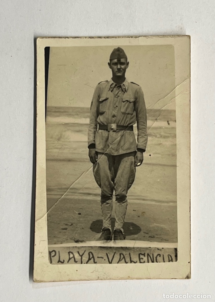 Fotografia antica: MILITAR. Minuteros fot&oacute;grafos de calle&hellip; Artillero.. Recuerdo de la Playa de Valencia (h.1945?)