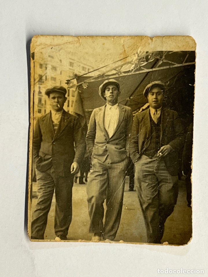 Fotografia antica: MINUTEROS, fot&oacute;grafos de calle. Por el puerto de alguna ciudad espa&ntilde;ola&hellip; (h.1945?)