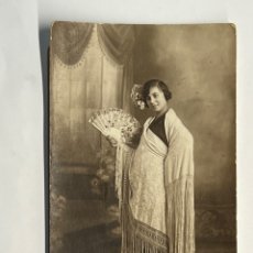 Fotografía antigua: JOVEN Y GUAPA CON ABANICO Y MANTON DE MANILA… FOTOGRAFÍA (H.1930?)