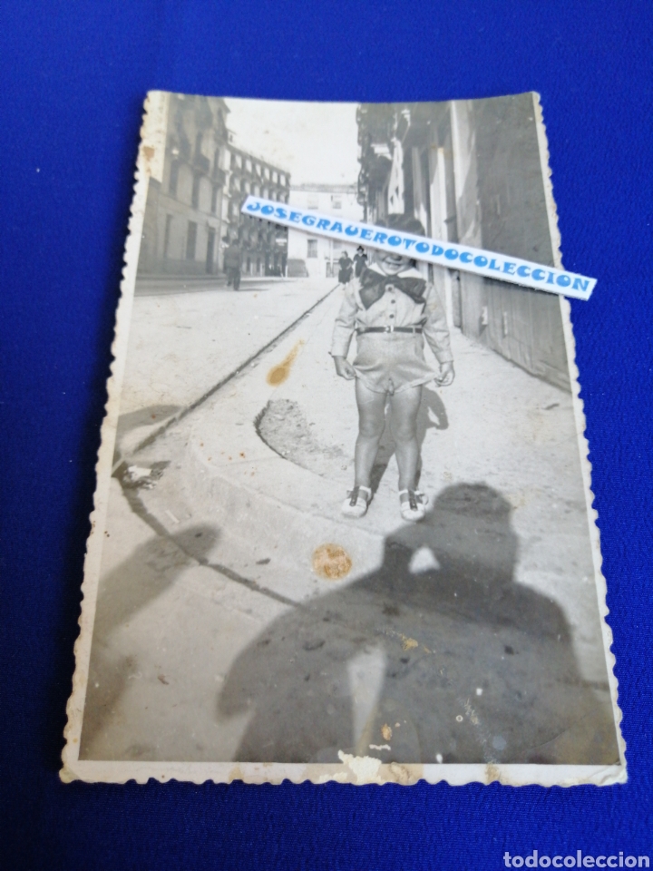 Photographie ancienne: NI&Ntilde;O CON LAZO CALLE DE VALENCIA A&Ntilde;O 1942 TARJETA POSTAL