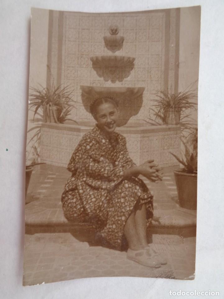 Fotografia antica: BONITA FOTO DE CHICA SENTADA ANTE UNA FUENTE . PRINCIPIOS DE SIGLO