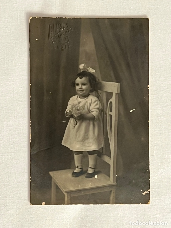Alte Fotografie: CADIZ, fot&oacute;grafo M. Iglesias.., Ni&ntilde;a con Gran Lazo (h.1920?)