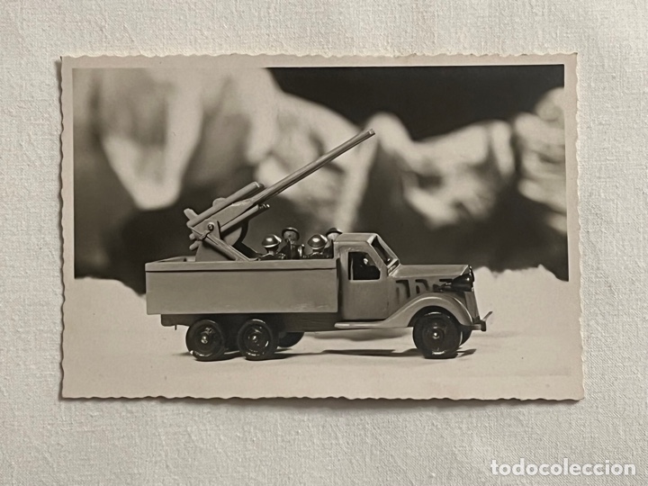 Alte Fotografie: AIRGAM BOYS.. Fotograf&iacute;a Cami&oacute;n Artiller&iacute;a Antia&eacute;reo (h.1976?) Med&iacute;das: 12 x8 cm., aproximadamente&hellip;