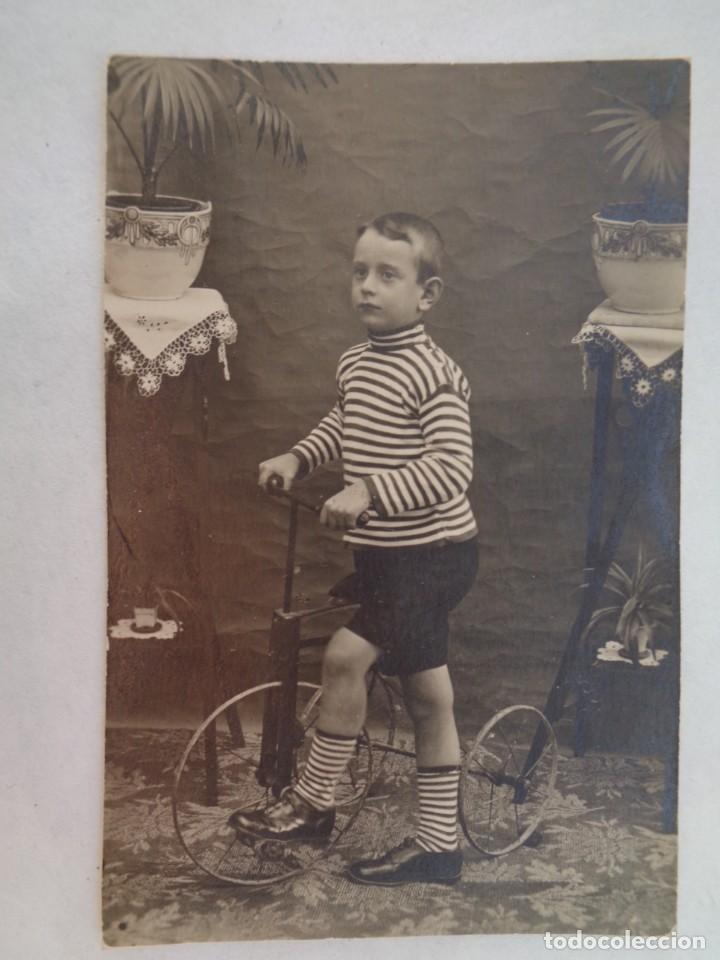 Fotograf&iacute;a antigua: PRECIOSA FOTO DE ESTUDIO DE NI&Ntilde;O ON TRICICLO, PRINCIPIOS DE SIGLO. CORDOBA