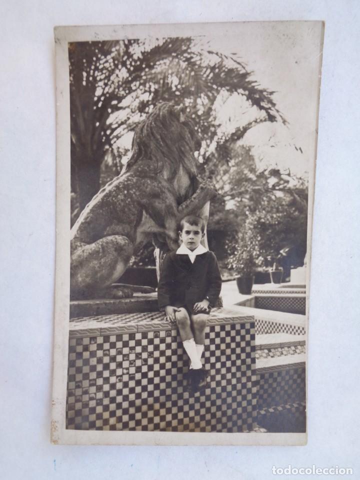Fotografia antiga: MINUTERO DE FOTOGRAFO CALLEJERO DE NI&Ntilde;O EN EL PARQUE DE MARIA LUISA, FUENTE DE LOS LEONES