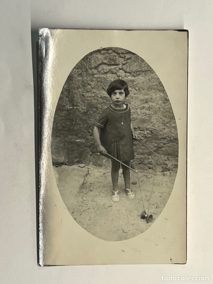 Fotografia antiga: NI&Ntilde;OS. Fotograf&iacute;a Ni&ntilde;a haciendo girar su Di&aacute;bolo.. (h.1930?) Med&iacute;das: 14 x 8 cm.,