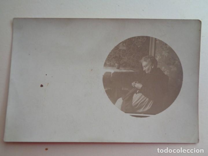 Fotografia antiga: ANTIGUA FOTO DE SE&Ntilde;ORA MAYOR COSIENDO, PRINCIPIOS DE SIGLO