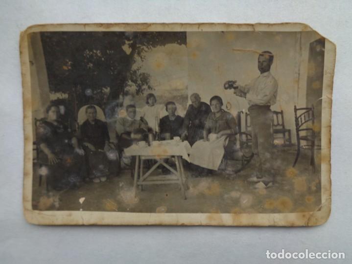 Antique Photography: FOTO DE FAMILIA HUERTANA, HOMBRE SIRVIENDO VINO. PRINCIPIOS DE SIGLO