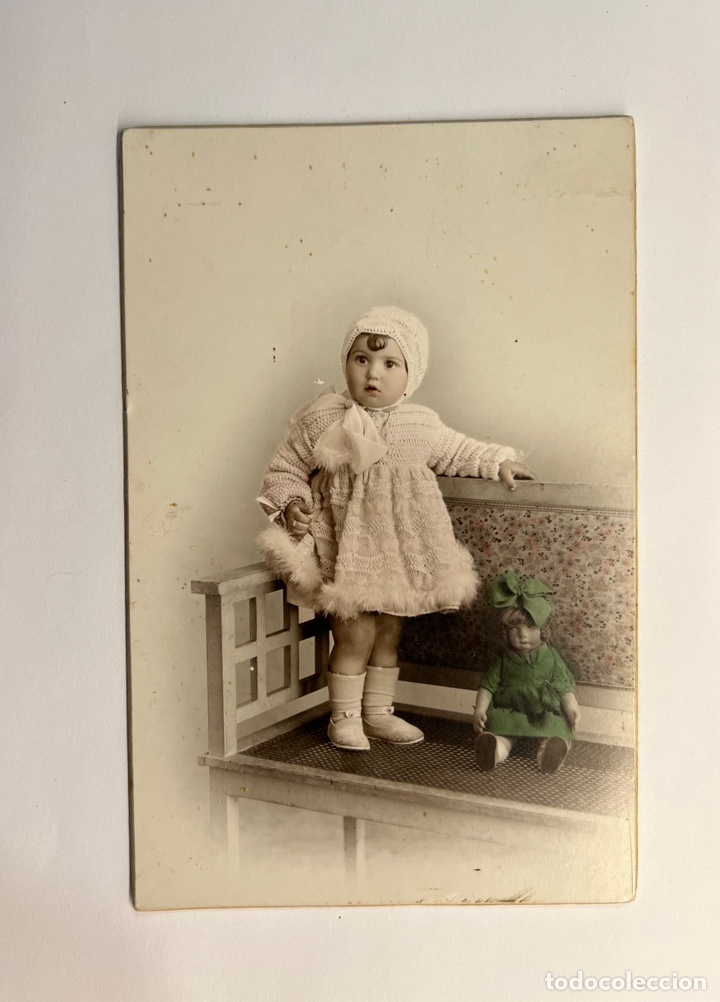 Antique Photography: NI&Ntilde;OS. Fotograf&iacute;a J. DERREY. La Ni&ntilde;a de la Mu&ntilde;eca Verde (a.1932) Med&iacute;das: 8,5 x 13,5 cm.