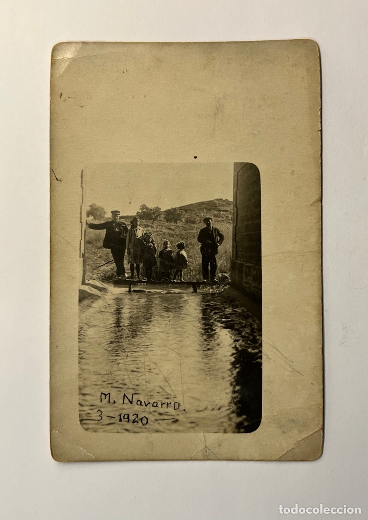 Fotografia antica: CATALU&Ntilde;A. Fotograf&iacute;a antigua&hellip; Familia viendo correr el agua en la balsa&hellip; (a.1920)