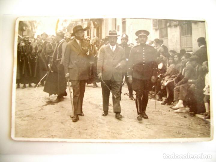 Fotograf&iacute;a antigua: Antigua foto de desfile de moros y cristianos con un capit&aacute;n de la Guardia Civil y un marqu&eacute;s