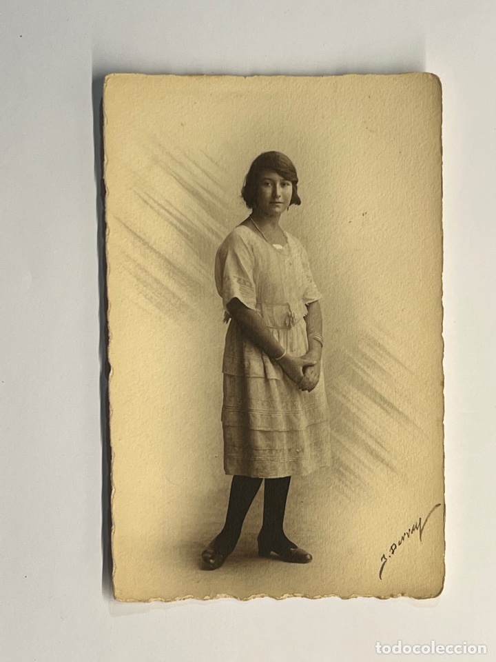 Fotograf&iacute;a antigua: J. DERREY, Fot&oacute;grafia Valencia. Sonriente y joven mujer con vestido de lino blanco (a.1922)