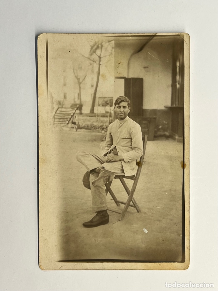 Photographie ancienne: FOTOGRAF&Iacute;A.., JOVEN Sentado con Chaquetilla Blanca&hellip; (h.1900?)