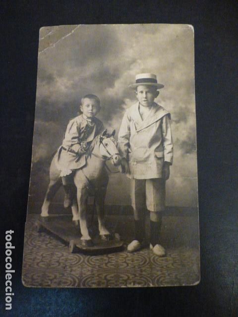Fotografia antiga: HERMANOS CON CABALLO DE CARTON POSTAL FOTOGRAFICA HACIA 1920
