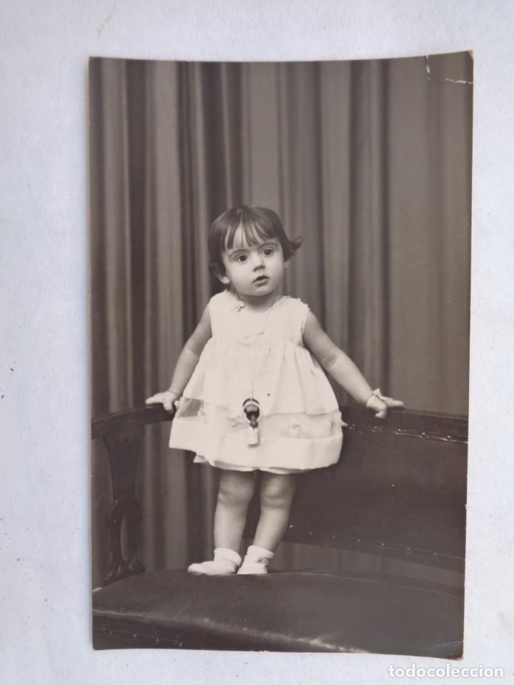 Fotografia antiga: PRECIOSA FOTO DE ESTUDIO DE NI&Ntilde;A PEQUE&Ntilde;A CON CHUPE , 1934