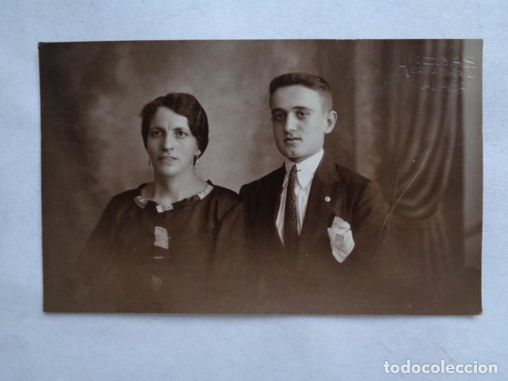 Fotografia antiga: PRECIOSA FOTO DE ESTUDIO DE PAREJA , 1927. DE ARENAS, MALAGA
