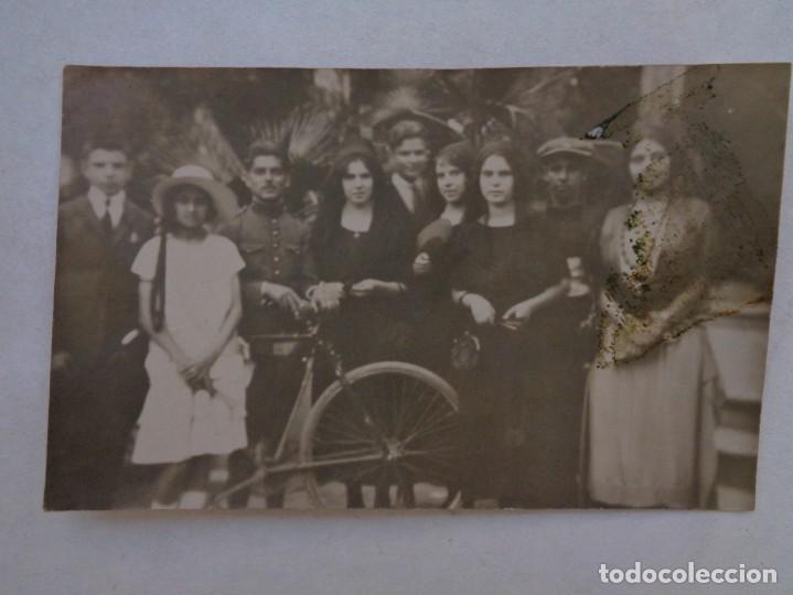 Fotografia antiga: MINUTERO DE FOTOGRAFO CALLEJERO DE JOVENES POSANDO, UNO MILITAR CON BICICLETA. PRINCIPIOS SIGLO