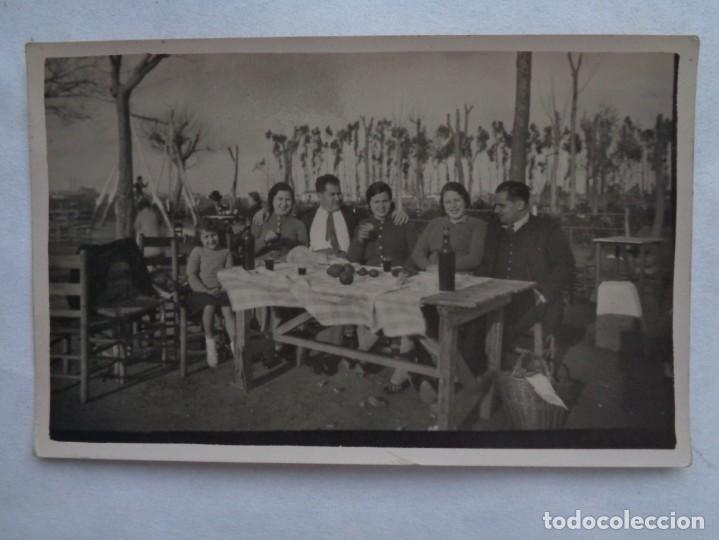 Fotografia antiga: MINUTERO DE FOTOGRAFO CALLEJERO DE FAMILIA MERENDANDO EN LA TERRAZA DE BAR. PRINCIPIOS DE SIGLO