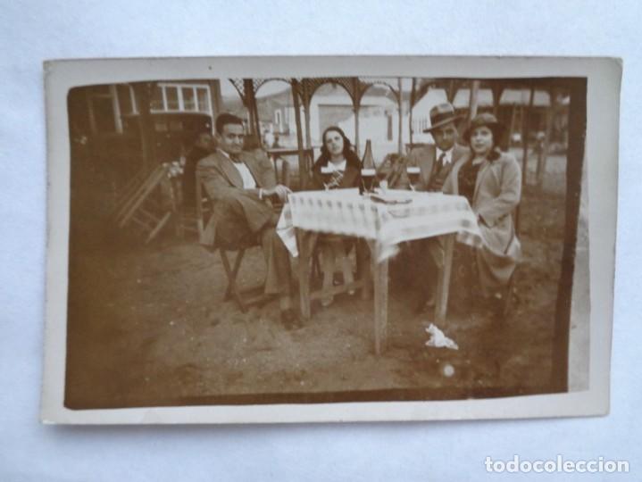 Fotografia antiga: MINUTERO DE FOTOGRAFO CALLEJERO DE PAREJAS EN LA TERRAZA DE UN BAR, PRINCIPIOS DE SIGLO