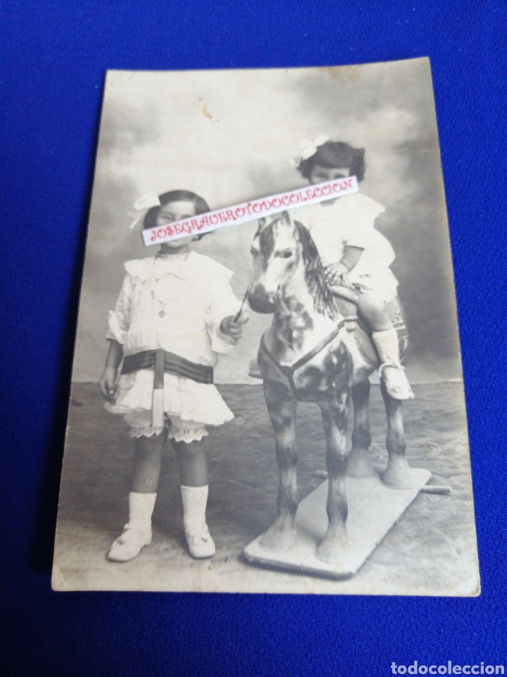 Fotografia antica: NI&Ntilde;AS MODELOS CON CABALLO DE JUGUETE FOTOGRAF&Iacute;A POSTAL ANTIGUA