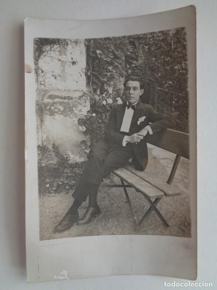Alte Fotografie: MINUTERO DE FOTOGRAFO CALLEJERO DE JOVEN ELEGANTE CON PAJARITA SENTADO EN UN BANCO. 1921