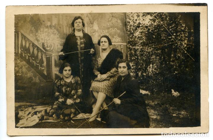 Alte Fotografie: Cuatro se&ntilde;oritas con tel&oacute;n detr&aacute;s de fot&oacute;grafo ambulante, postal fotogr&aacute;fica