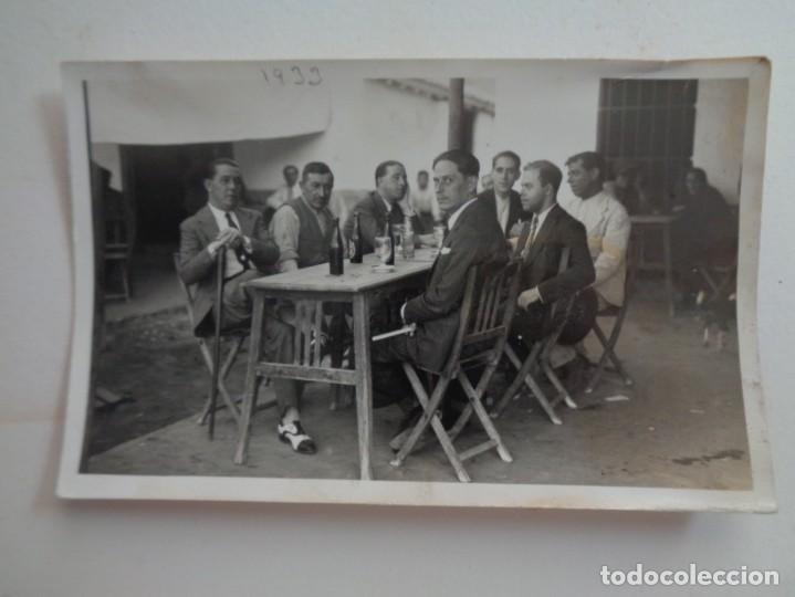 Alte Fotografie: FOTO DE HOMBRES TOMANDO CERVEZAS EN LA TERRAZA DE UN BAR, PRINCIPIOS DE SIGLO
