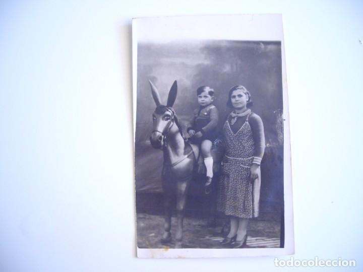 Alte Fotografie: Foto al bromuro con caballo de cart&oacute;n.
