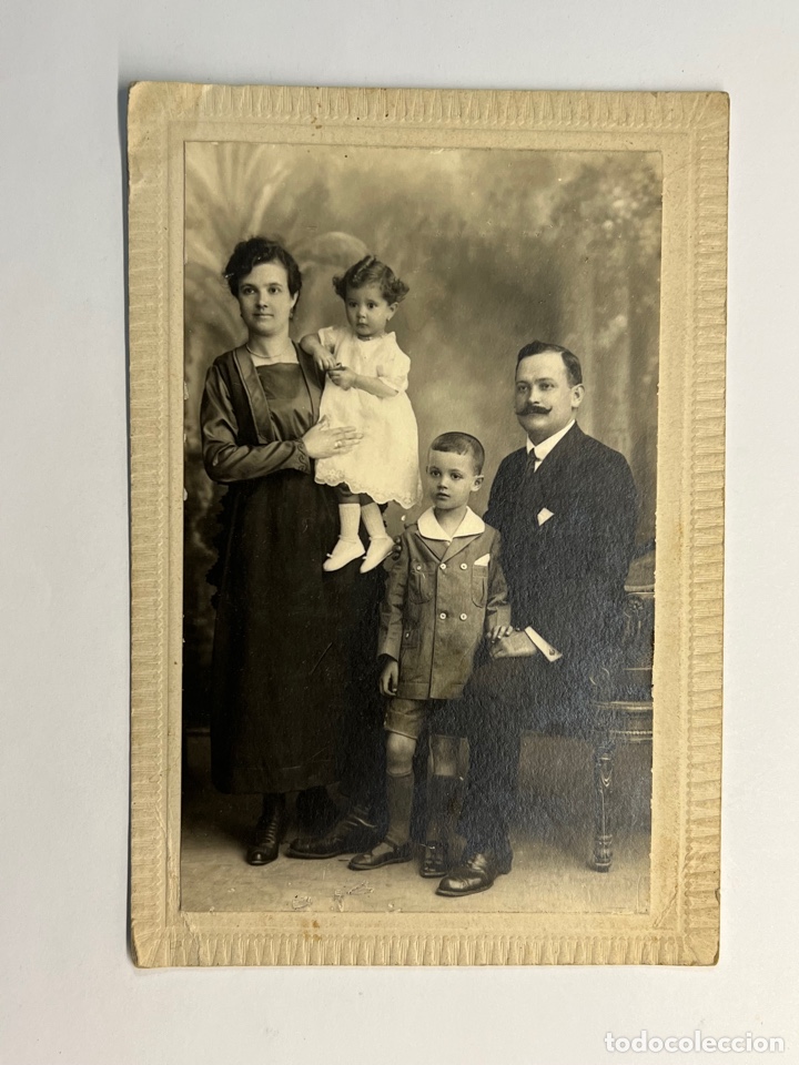 Alte Fotografie: J. DERREY, fot&oacute;grafo. Retrato de estudio.. Familia Valenciana. Agosto de 1920