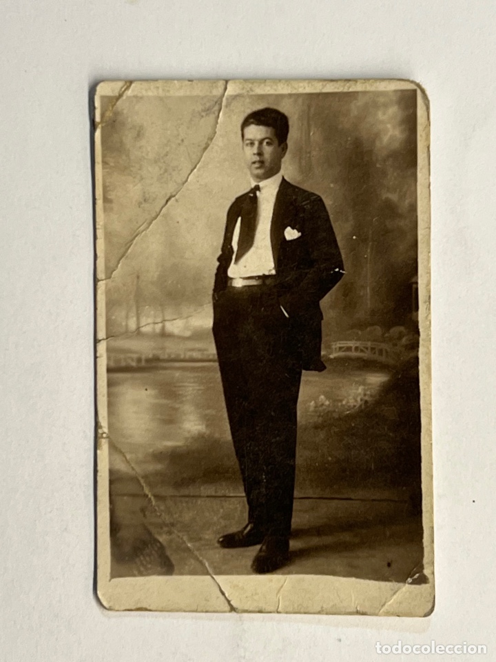 Alte Fotografie: FOTOGRAF&Iacute;A. El joven del traje Negro.. (h.1930?) deslucida&hellip; Med&iacute;das: 3,5 x 6 cm.,