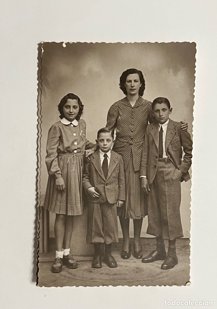 Alte Fotografie: FOTOGRAF&Iacute;A FAMILIAR. Madre Feliz rodeada de sus hijos (h.1950?)