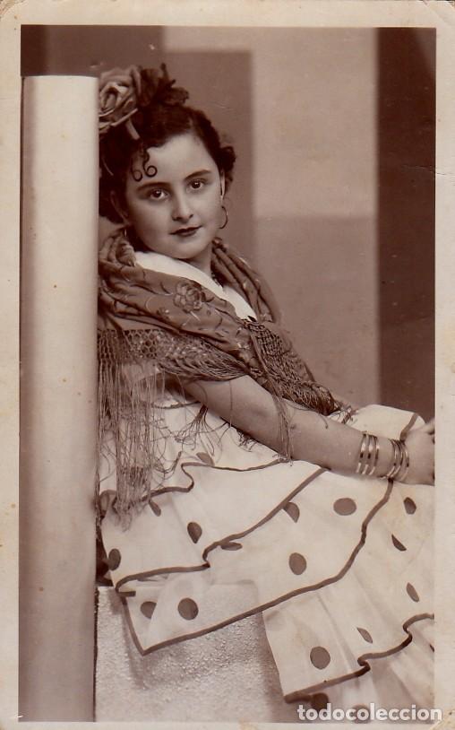 Fotograf&iacute;a antigua: Fant&aacute;stica foto. Ni&ntilde;a andaluza con mant&oacute;n y flores en el pelo. A&ntilde;os 20. aa