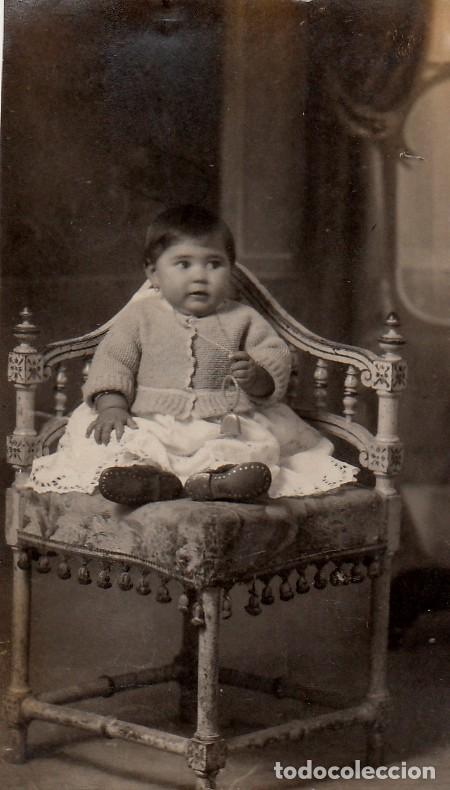 Fotograf&iacute;a antigua: Fant&aacute;stica foto. Ni&ntilde;o en antigua silla. A&ntilde;os 20. aa