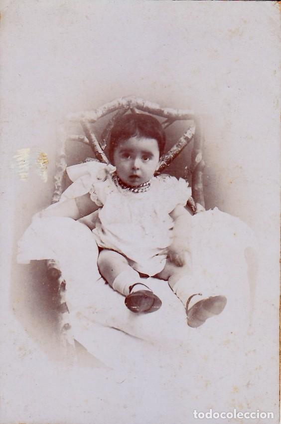 Fotograf&iacute;a antigua: Fant&aacute;stica foto. Ni&ntilde;a en antigua silla. A&ntilde;os 20. aa