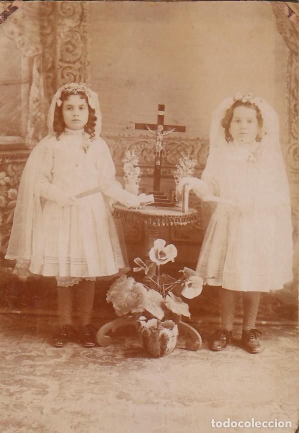 Alte Fotografie: Rara y muy antigua foto. Ni&ntilde;as de Comuni&oacute;n con flores y crucifijo. 1900-10. aa