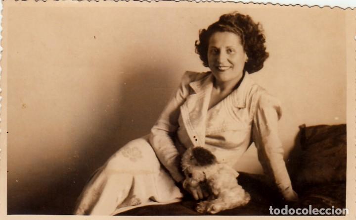 Fotograf&iacute;a antigua: Dama con perrito de peluche. A&ntilde;os 40. aa