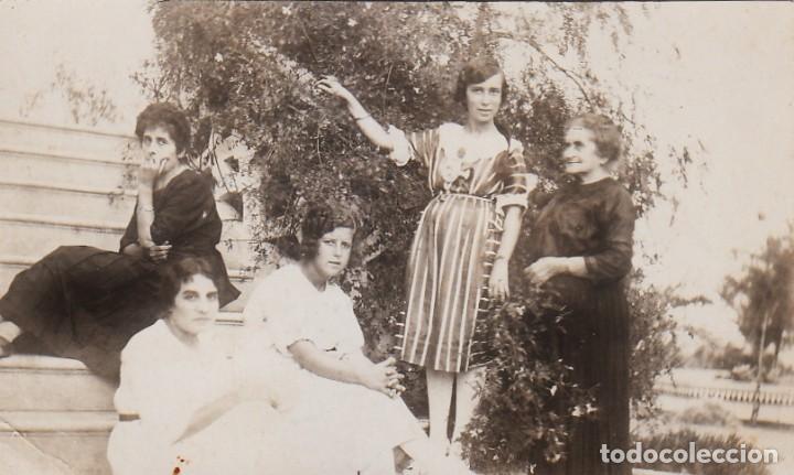 Fotograf&iacute;a antigua: Grupo de mujeres en el jard&iacute;n. A&ntilde;os 20. aa