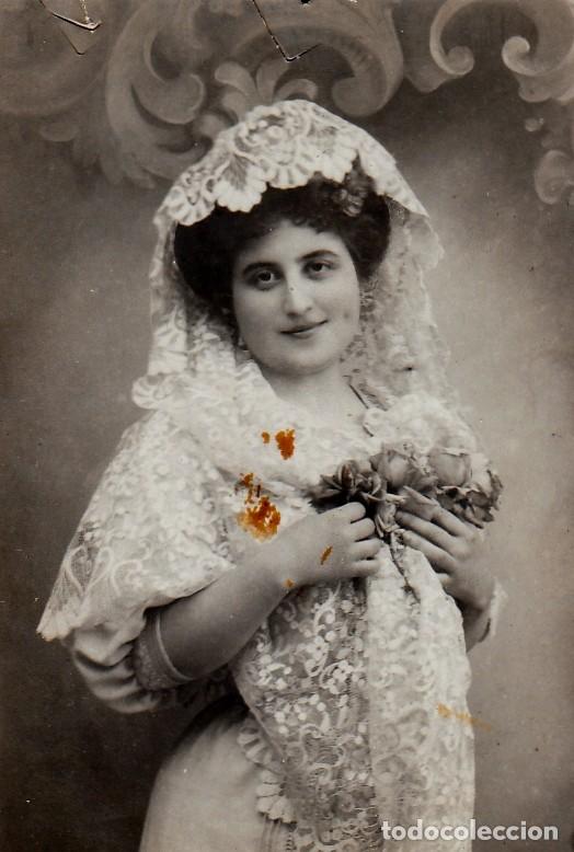 Fotograf&iacute;a antigua: Retrato de dama con mantilla y flores en el pecho. Cupletista?. A&ntilde;os 10. aa