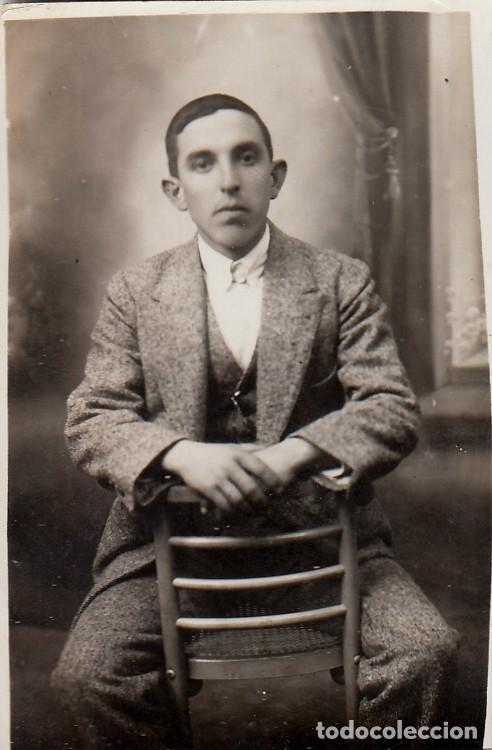 Fotograf&iacute;a antigua: Retrato de caballero con chaleco sentado en una silla. A&ntilde;os 10-20. aa