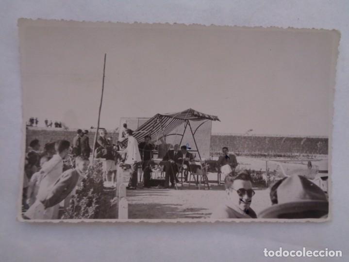 Alte Fotografie: FOTO DE SE&Ntilde;ORES A LA SOMBRA EN UN ACTO PUBLICO, HIPICA, ESTADIO, ETC ?. DE MAYORAL, AVILA