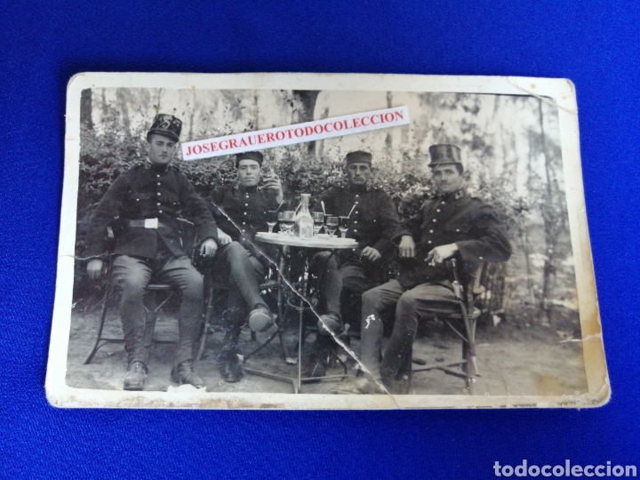 Alte Fotografie: SOLDADOS POSANDO EN TERRAZA BAR FOTOGRAF&Iacute;A ANTIGUA