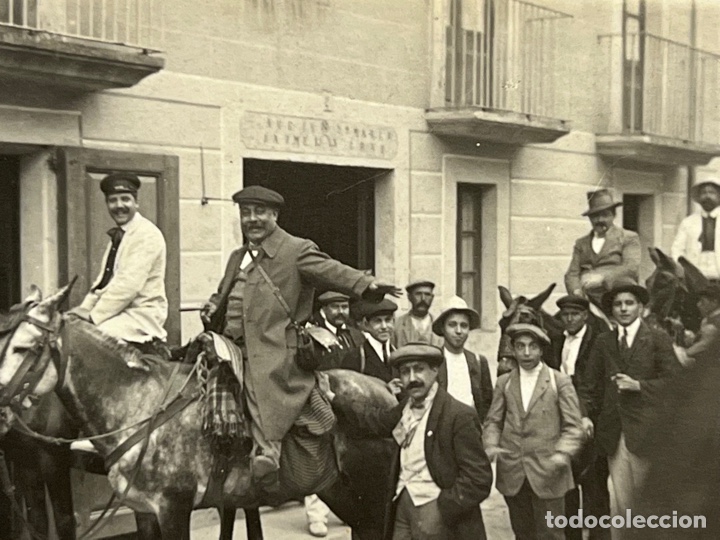 Fotograf&iacute;a antigua: CATALU&Ntilde;A. Fotograf&iacute;a por identificar el lugar&hellip; Aclamando a los jinetes.... (h.1910?)