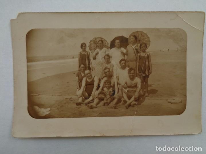 Fotograf&iacute;a antigua: FOTO DE FAMILIA EN BA&Ntilde;ADOR EN LA PLAYA, SE&Ntilde;ORAS CON SOMBRILLA, ETC . PRINCIPIOS DE SIGLO