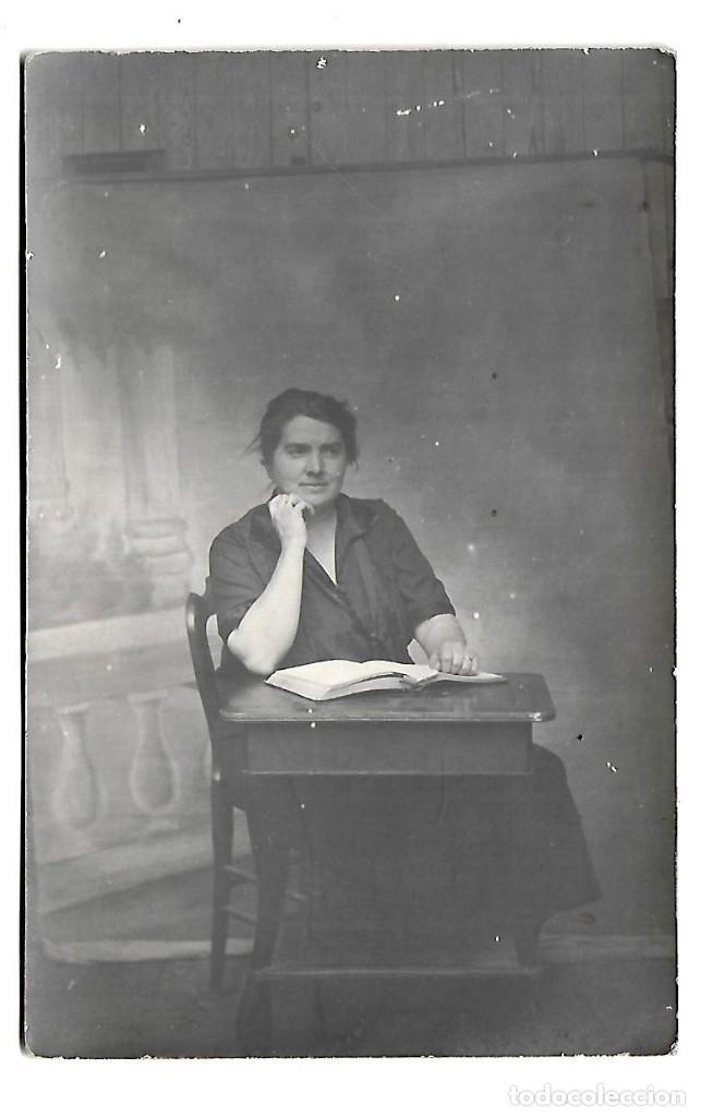 Fotograf&iacute;a antigua: ER-FOTOGRAFIA ANTIGUA DE UNA DAMA SENTADA LEYENDO UN LIBRO