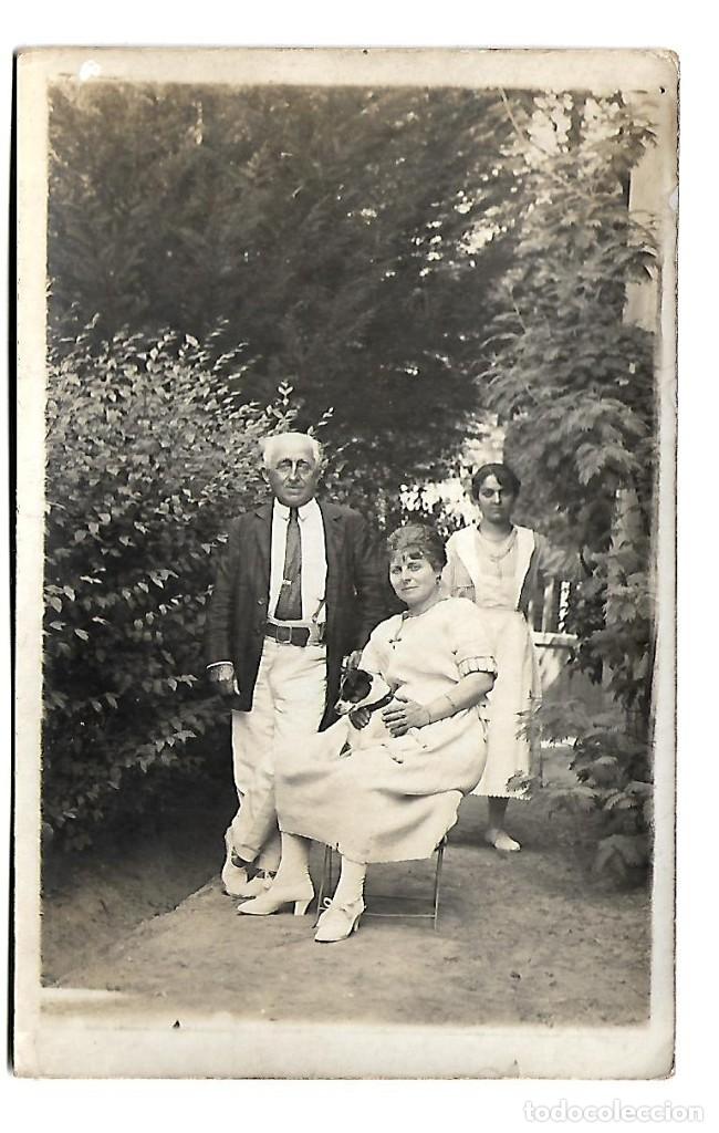 Fotograf&iacute;a antigua: ER-FOTOGRAFIA ANTIGUA DE UN MATRIMONIO CON SU SIRVIENTA EN EL JARDIN