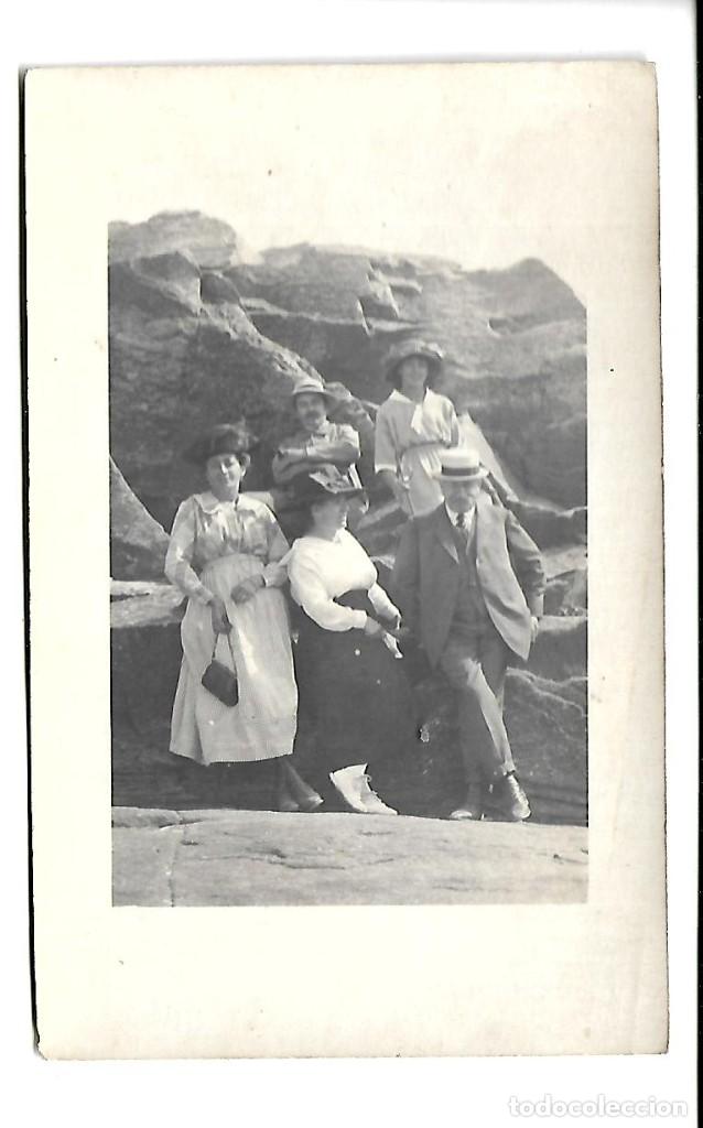 Fotograf&iacute;a antigua: ER-FOTOGRAFIA ANTIGUA DE DOS MATRIMONIOS EN UNAS ROCAS - A&Ntilde;OS 20