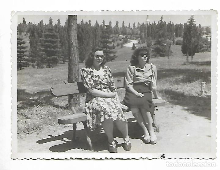Fotografia antiga: ER-FOTOGRAFIA ANTIGUA DE DOS AMIGAS EN UN PARQUE