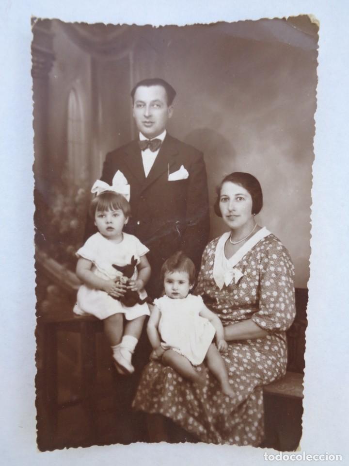 Fotografia antiga: PRECIOSA FOTO ESTUDIO DE FAMILIA, 1936: NI&Ntilde;A CON PERRITO DE PELUCHE Y PADRE CON OJO MIRANDO A GELVES