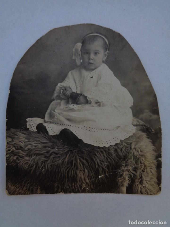 Fotografia antiga: PRECIOSA FOTO DE ESTUDIO DE NI&Ntilde;A PEQUE&Ntilde;A CON CAMPANILLA, PRINCIPIOS SIGLO