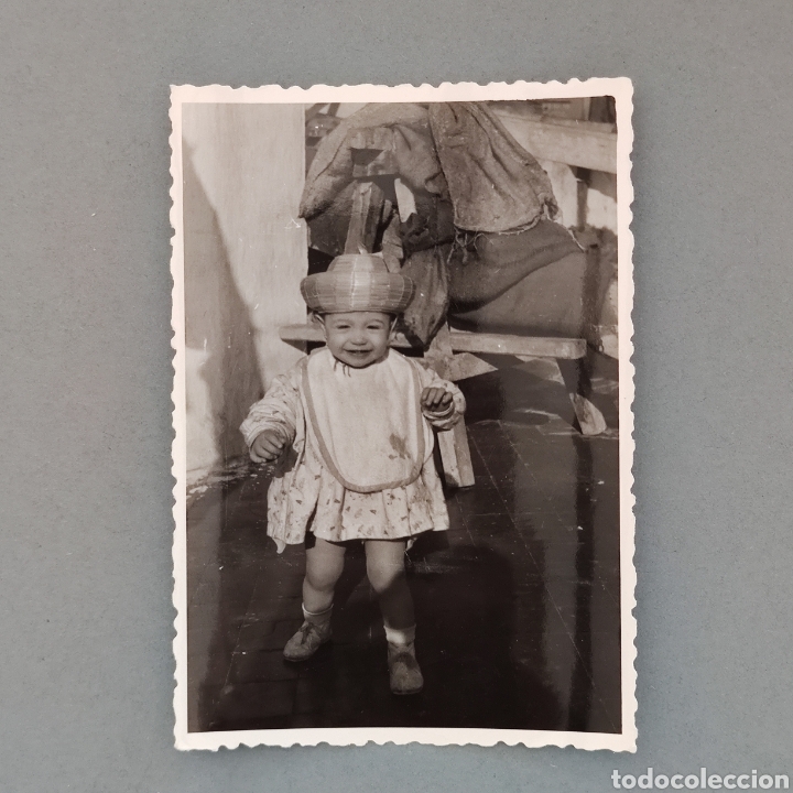 Fotograf&iacute;a antigua: Foto postal antigua Ni&ntilde;a con chichonera a&ntilde;os 50-60